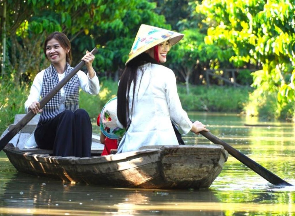 Xuồng ba lá giữa rạch dừa nước