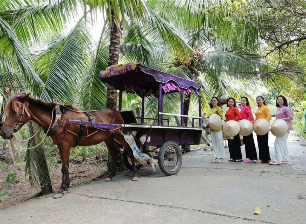 Xe ngựa trên đường làng miền Tây 