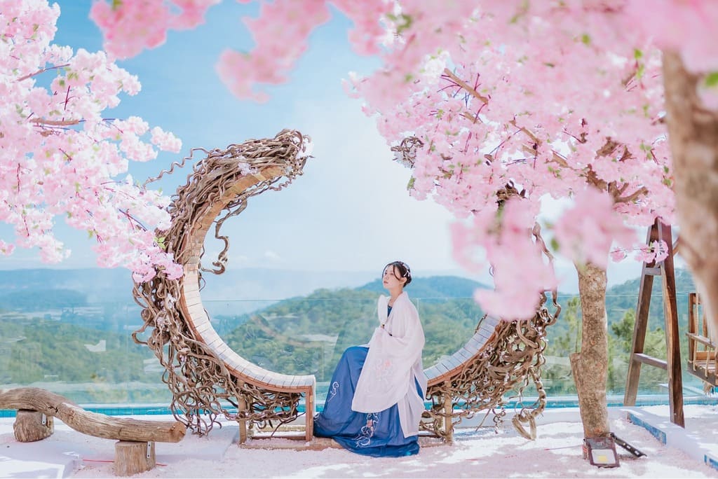 Tiểu cảnh trăng khuyết và hoa anh đào tại Cổng trời Bali