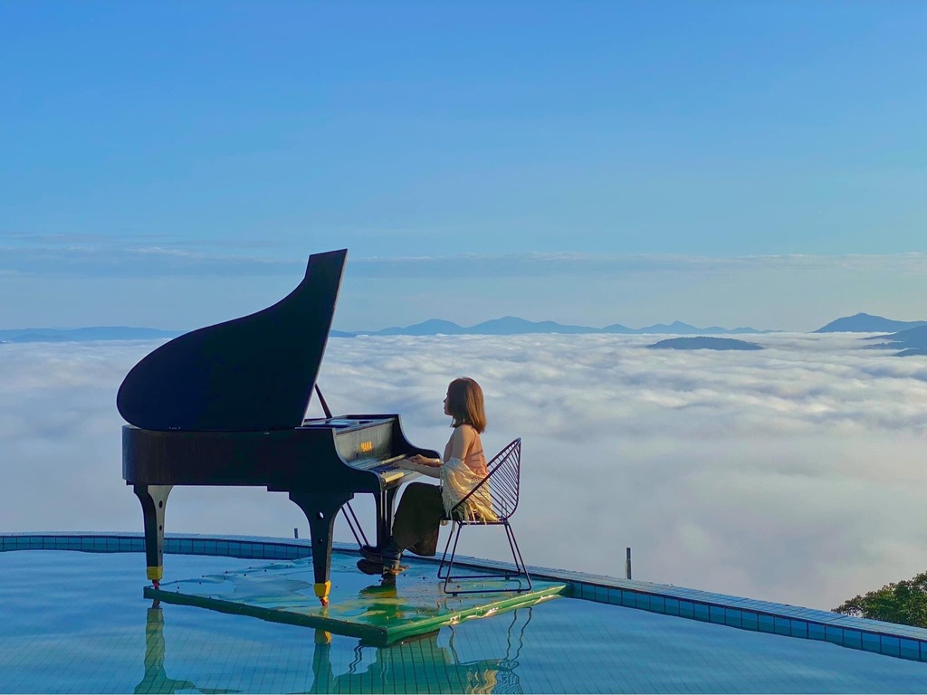 Chơi đàn piano giữa biển mây tại Cổng trời Bali 