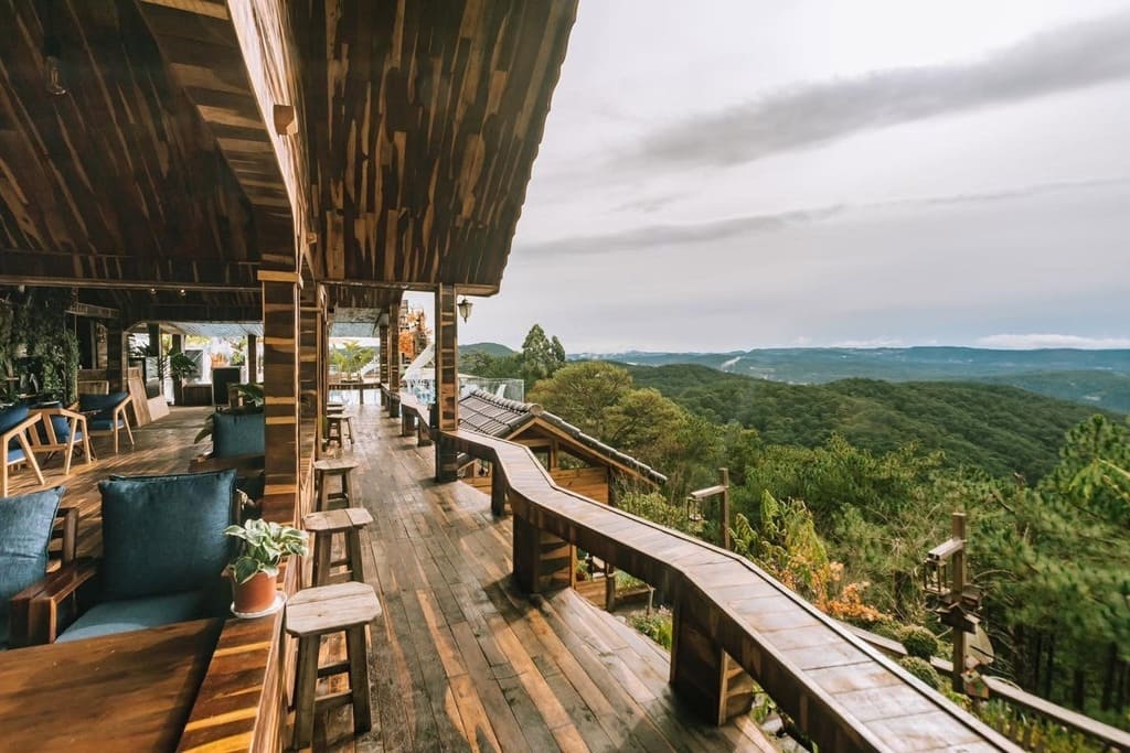 Khu cà phê gỗ nhìn ra thung lũng thông tại Cổng trời Bali