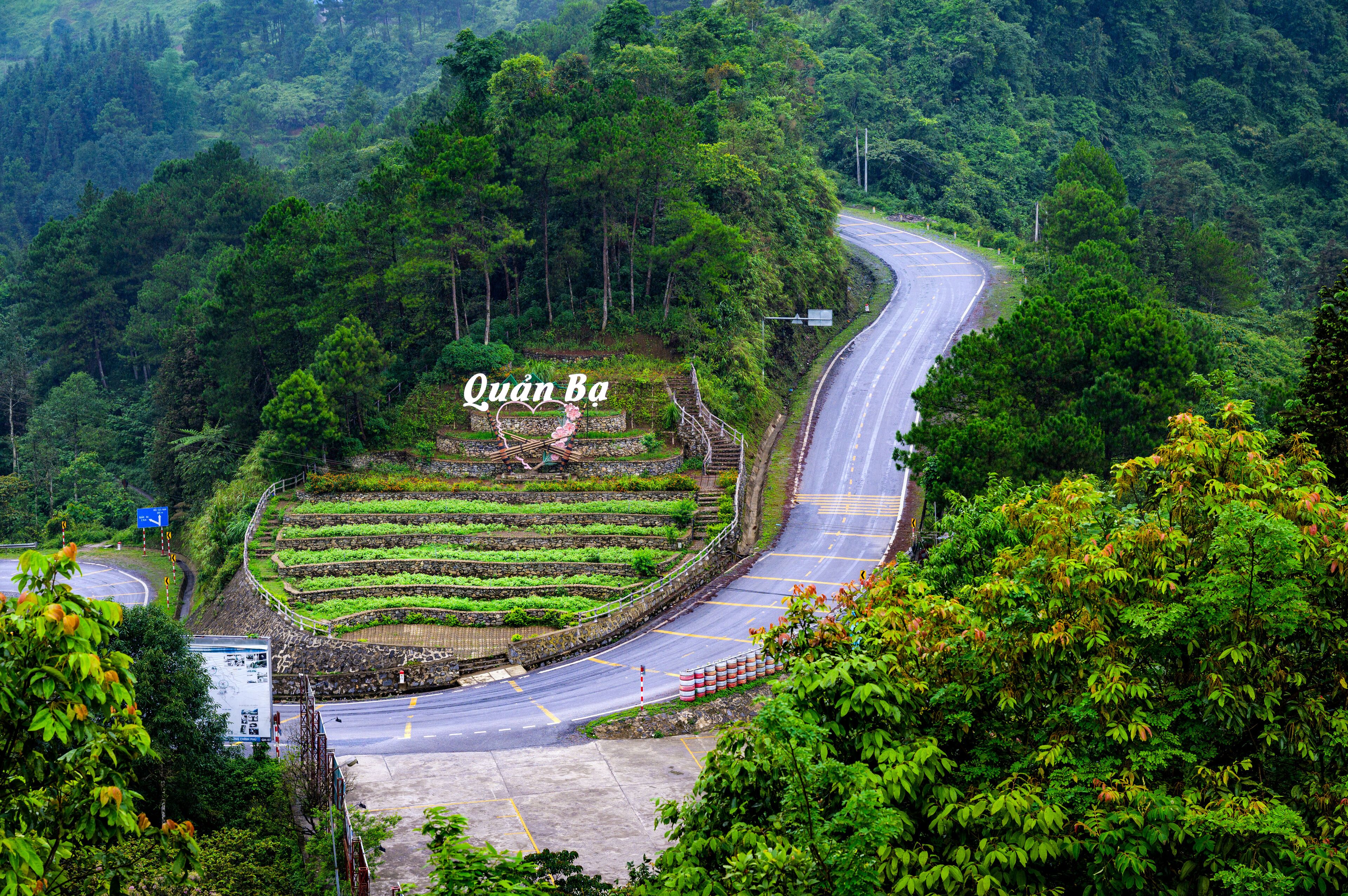 Con đường đi lên cổng trời Quản Bạ