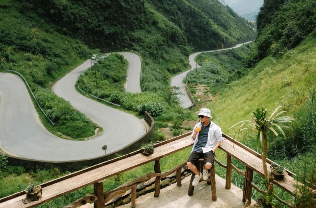 ngắm những khúc cua dốc Bắc Sum từ điểm nhìn trên cao