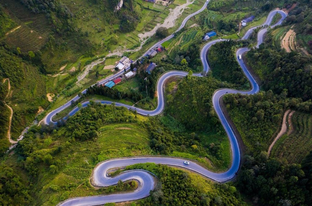 Toàn cảnh những khúc cua uốn lượn tại dốc Bắc Sum, Hà Giang.
