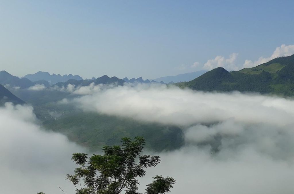 Biển mây trắng dưới các đỉnh núi tại Cổng trời Quản Bạ, Hà Giang.