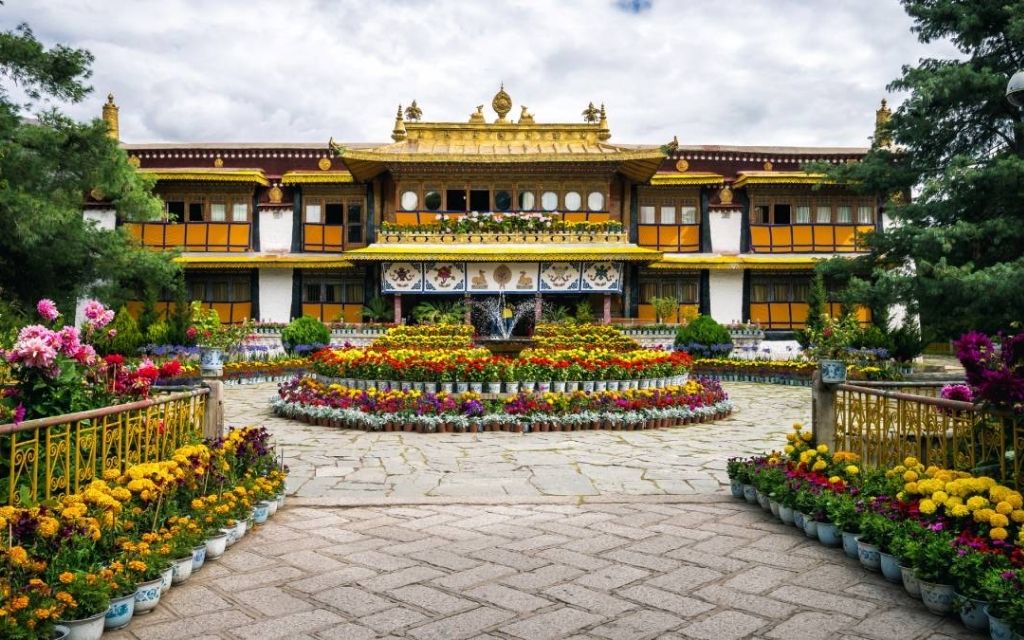 Công viên Norbulingka xanh mát tại Lhasa Tây Tạng