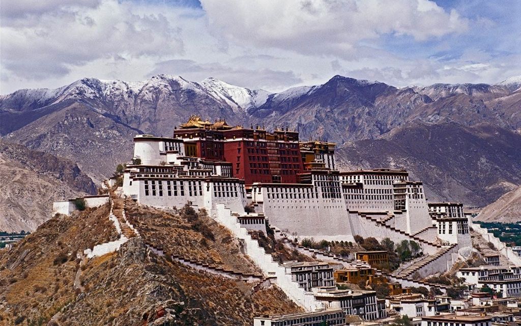 Cung điện Potala trên đồi Marpo Ri tại Lhasa Tây Tạng