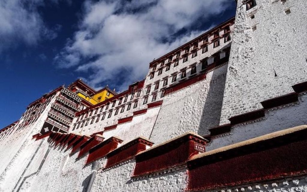 Tường đá và kiến trúc đặc trưng của Cung điện Potala