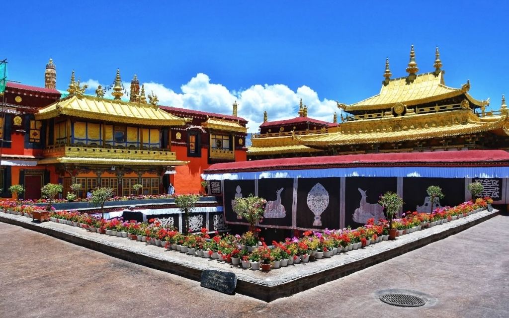 Đền Jokhang linh thiêng tại trung tâm Lhasa Tây Tạng