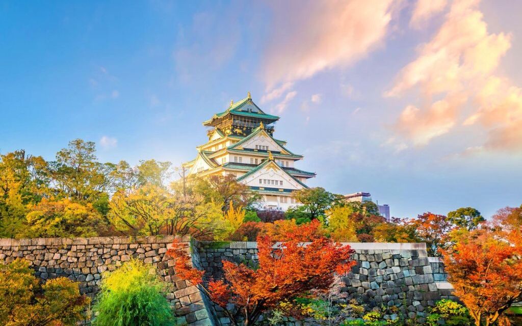 Lâu đài Osaka giữa công viên