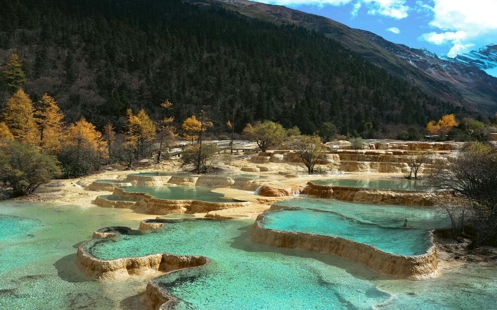 Hồ Five Color Pond với làn nước xanh ngọc