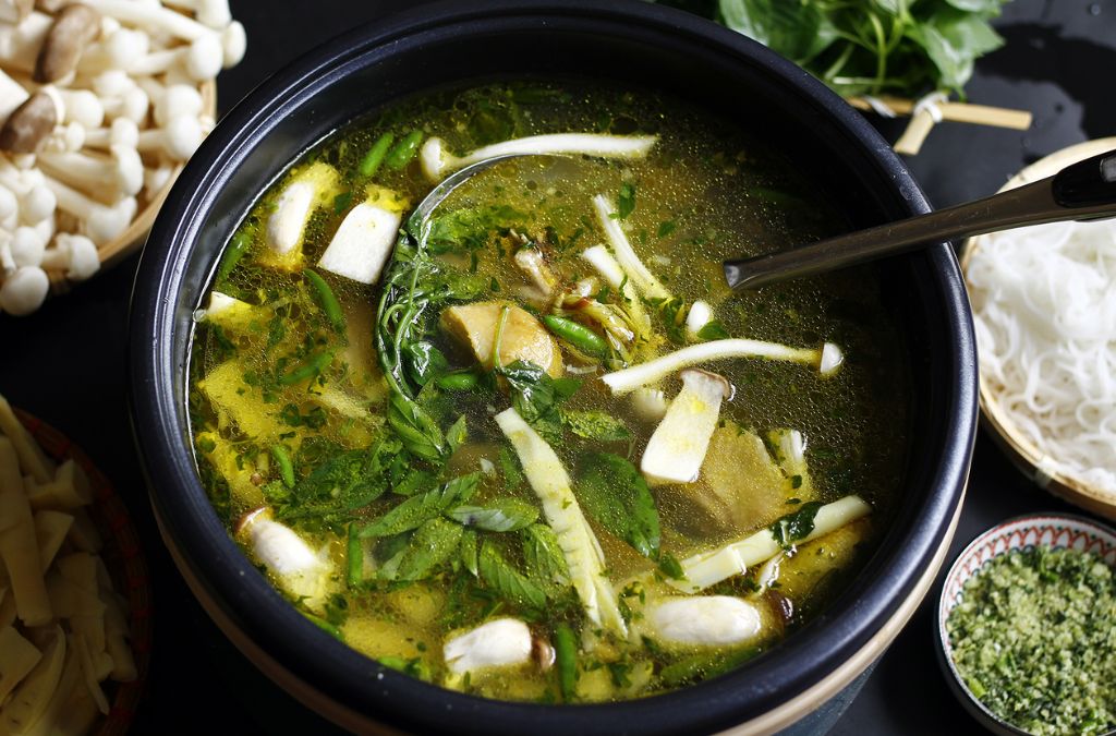 Nồi lẩu gà lá é với rau và bún ăn kèm