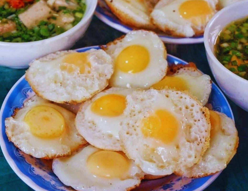 Bánh căn trứng lòng đào ăn cùng chén xíu mại nóng