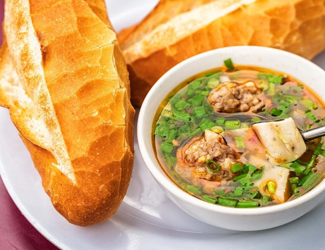 Chén xíu mại nóng ăn cùng bánh mì giòn Đà Lạt