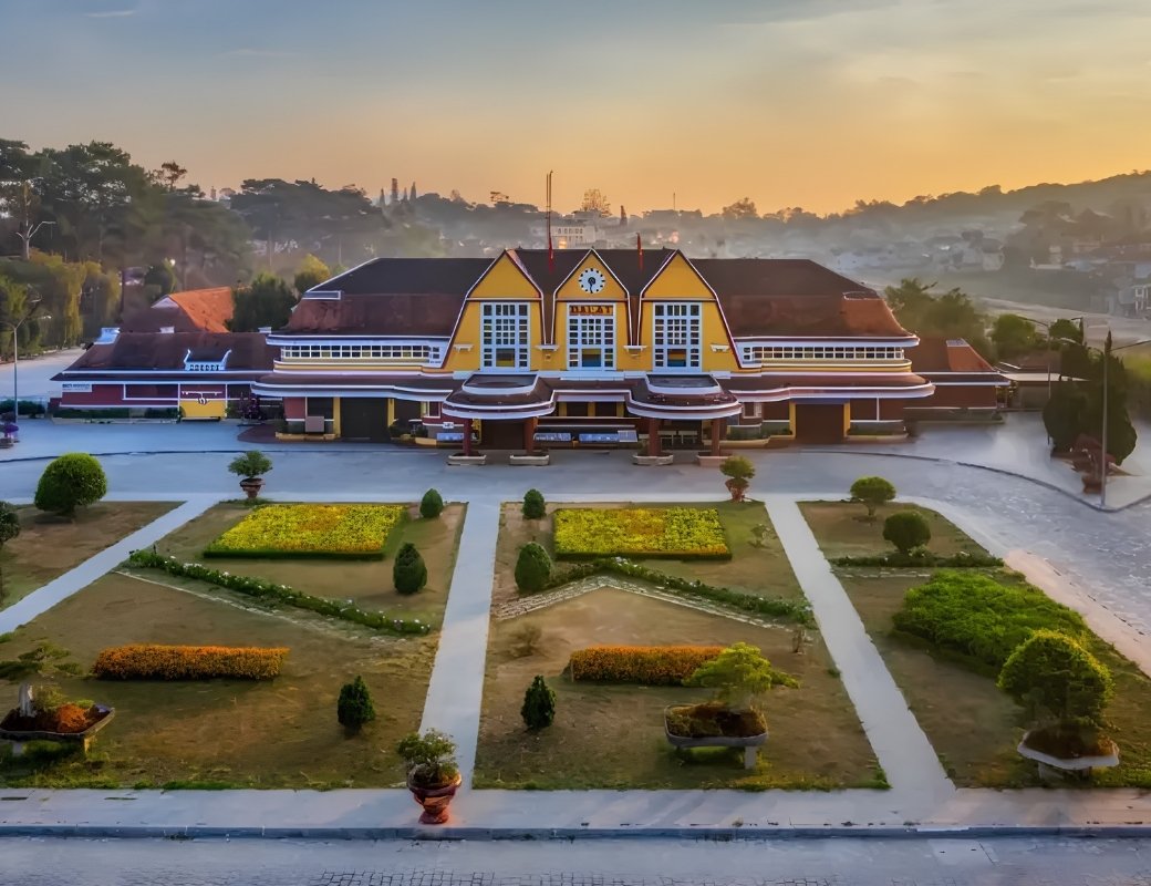 Ga Đà Lạt với kiến trúc cổ và mái chóp ba đỉnh núi