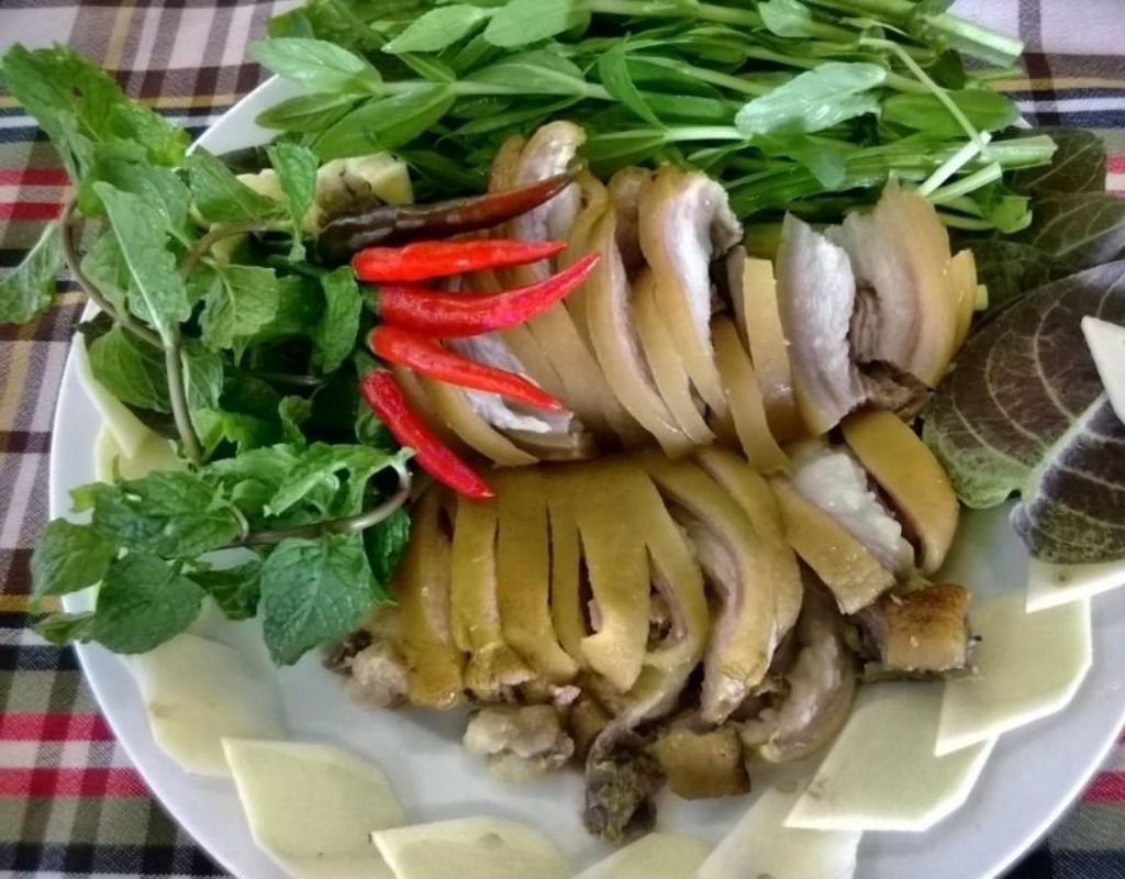 Thịt heo tộc hấp sả lá chanh ăn kèm nước chấm.