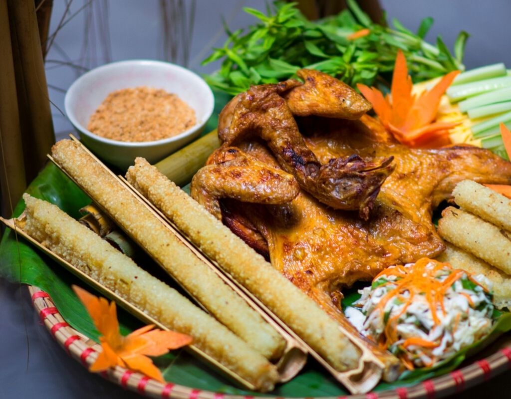 Gà nướng cơm lam ống tre với gà nướng vàng và cơm lam dẻo thơm.