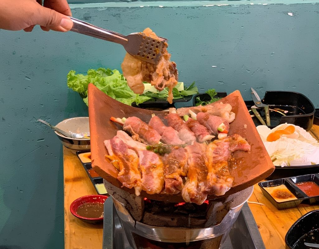 Bò tơ nướng ngói ăn kèm rau, bánh tráng và chao sa tế.