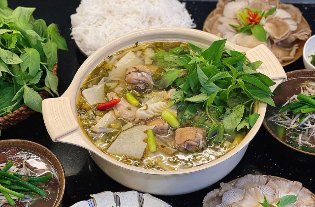 Nồi lẩu gà lá é nóng hổi tại Đà Lạt