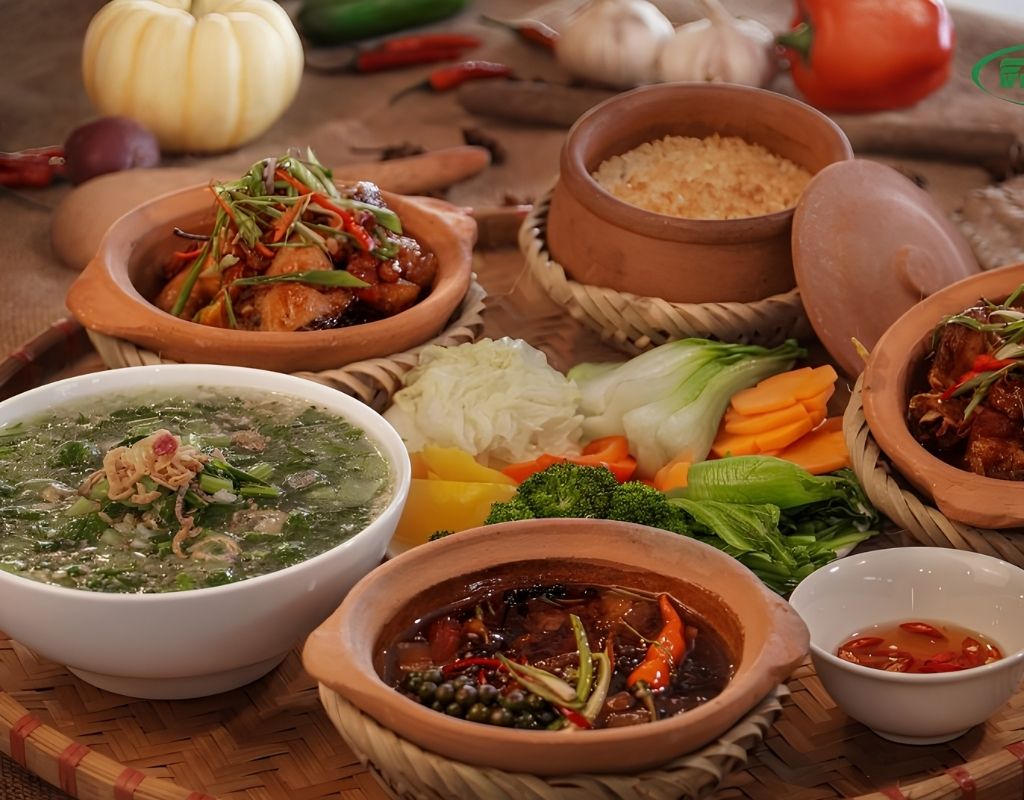 Alt text: Cơm niêu Đà Lạt với lớp cơm cháy vàng giòn và các món ăn kèm.