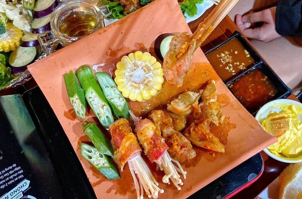Đồ nướng trên ngói tại quán ăn Đà Lạt 