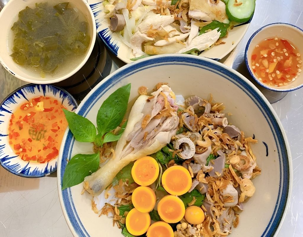 Bánh ướt lòng gà với thịt gà, lòng gà và trứng non