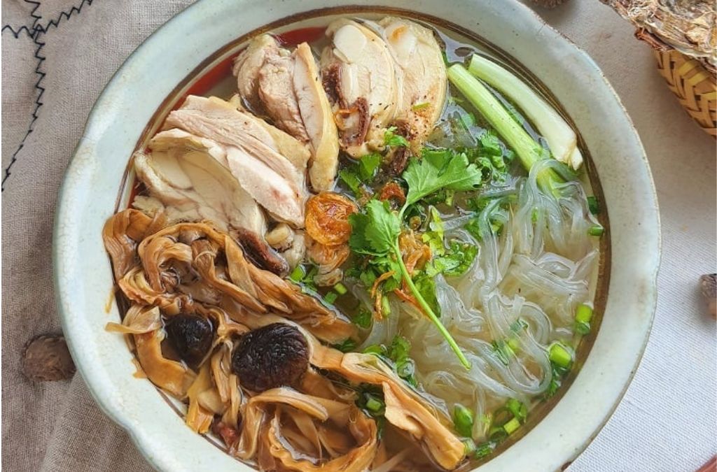 Tô miến gà Đà Lạt nóng hổi 
