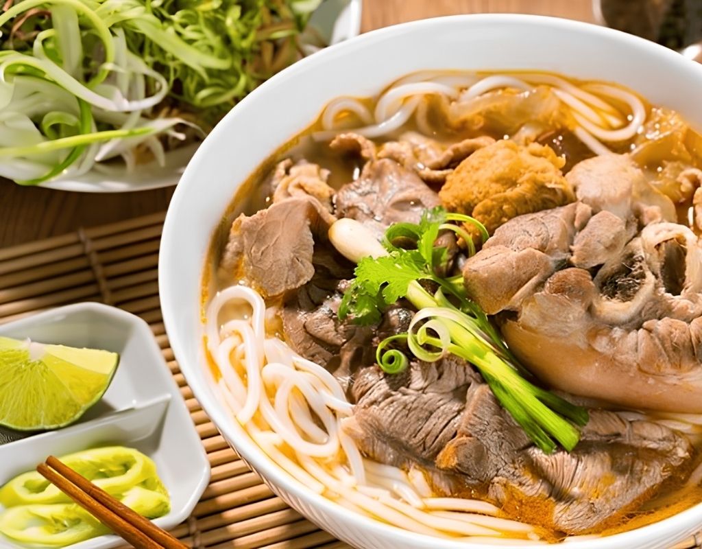 Tô bún bò bắp hoa Đà Lạt với thịt bò và rau sống