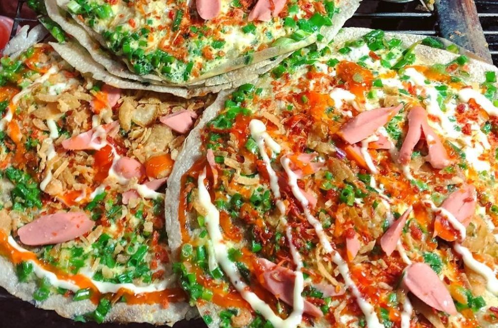 Bánh tráng nướng Đà Lạt trên bếp than hồng 