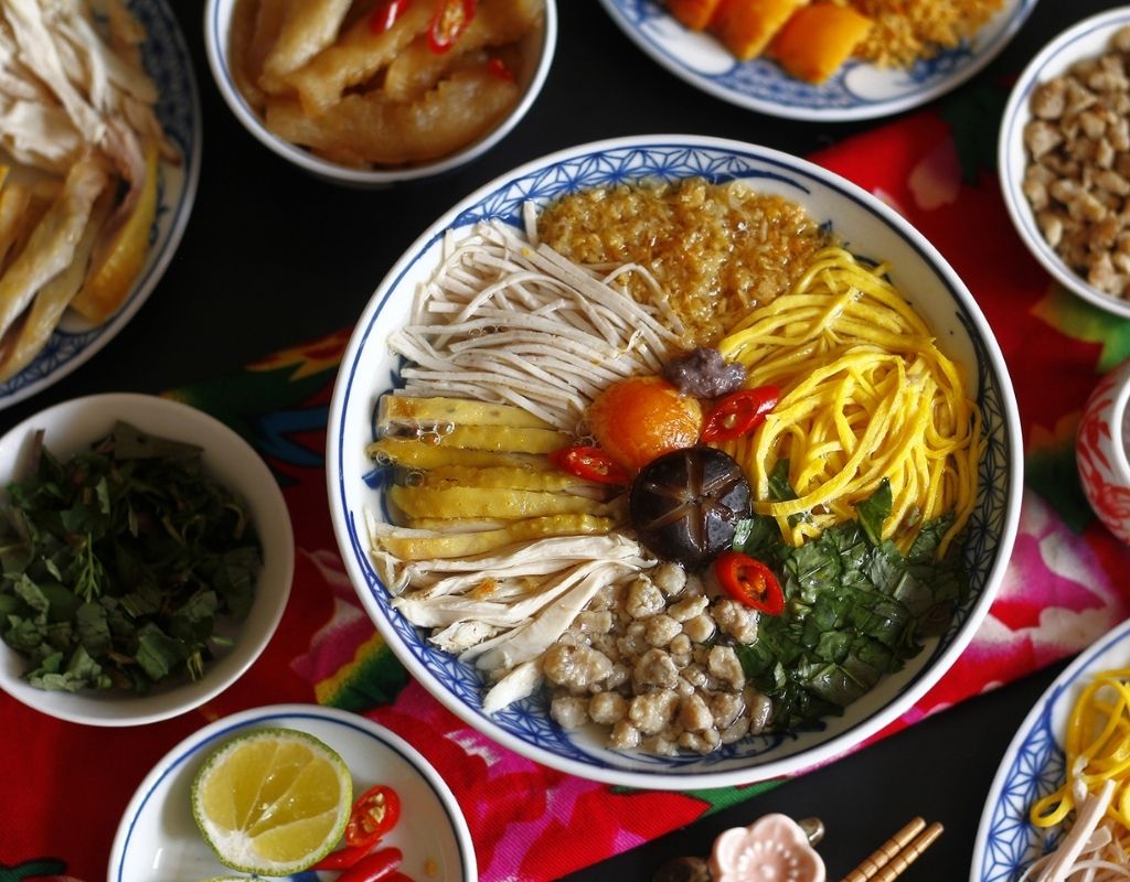 Tô bún thang Đà Lạt với thịt gà, giò lụa, trứng và nấm hương