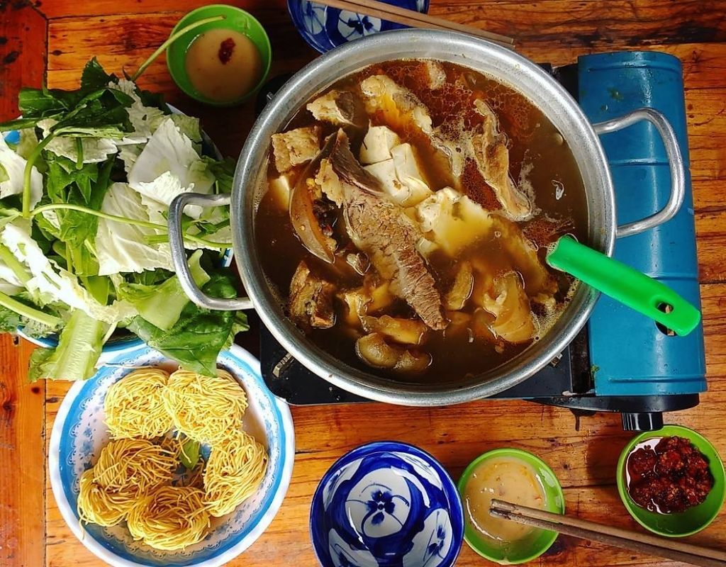 Nồi lẩu bò Ba Toa nóng hổi với thịt bò, đậu hũ và rau tươi.