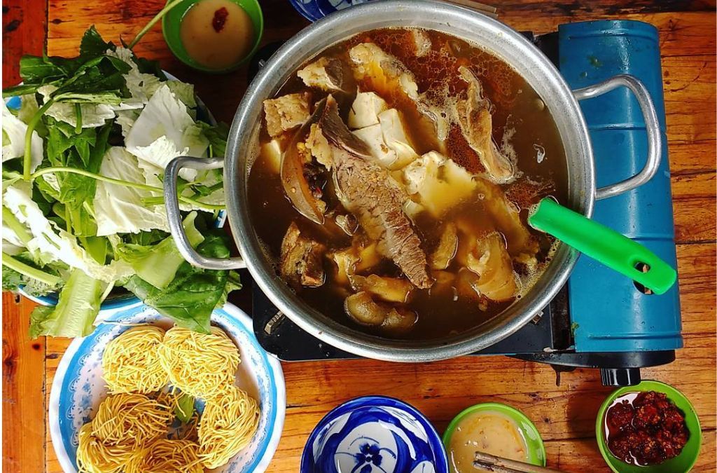 Nồi lẩu bò đầy đặn tại quán ăn Đà Lạt 