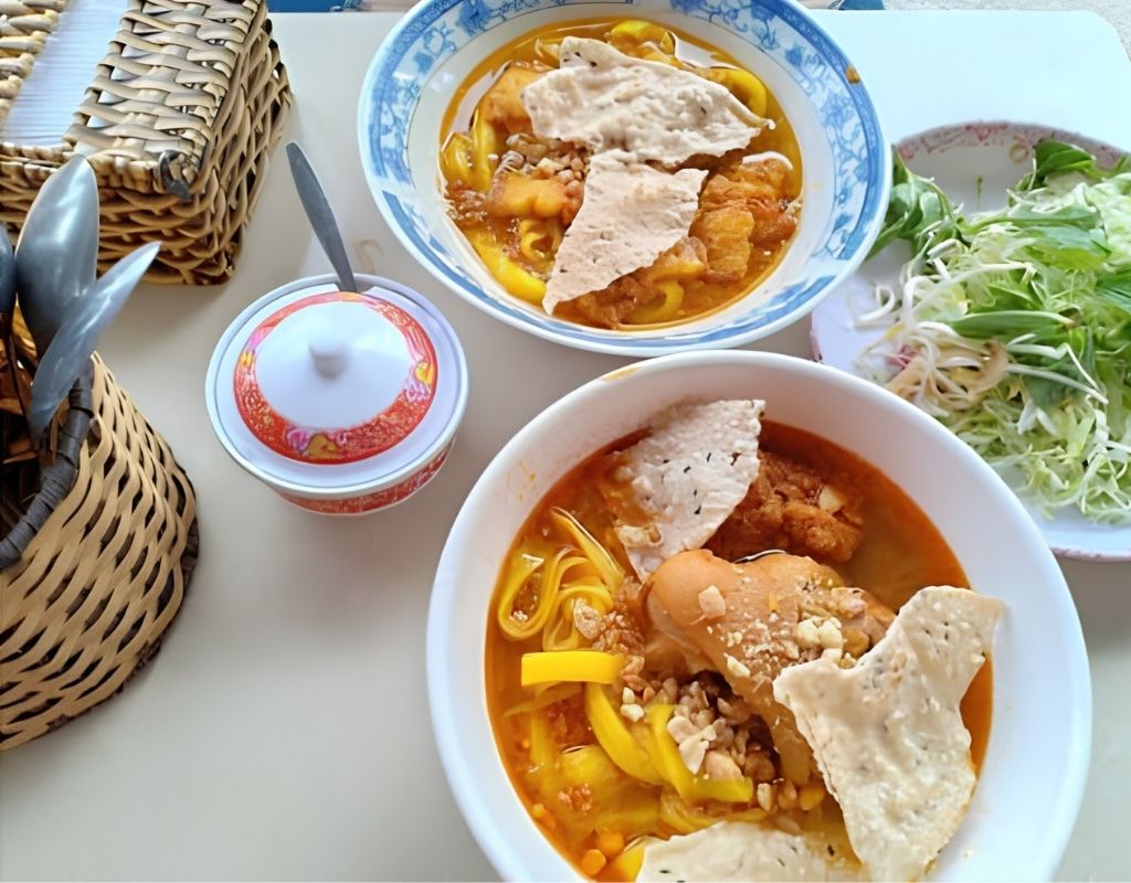 Tô mì Quảng ấp Ánh Sáng với sườn heo, tôm, chả lụa và rau sống