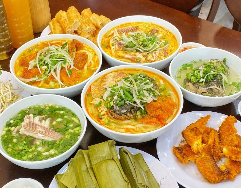 Tô bánh canh cá lóc nóng hổi với thịt cá và rau đắng