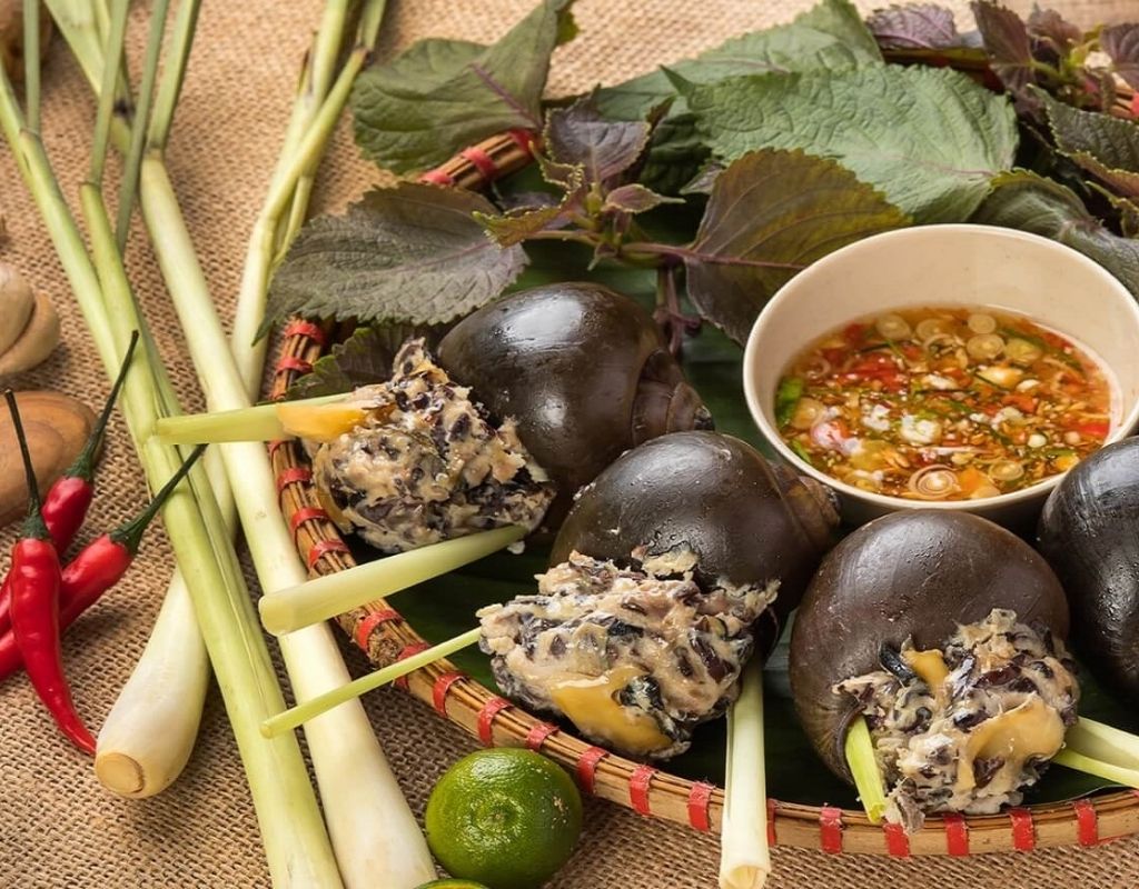 Thố ốc nhồi thịt Đà Lạt nóng hổi với nhân thịt và nước chấm gừng sả
