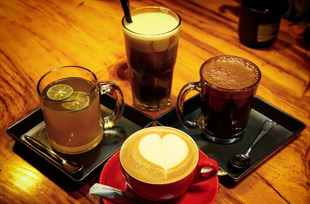 Ly cà phê Đà Lạt bên khung cảnh đồi thông