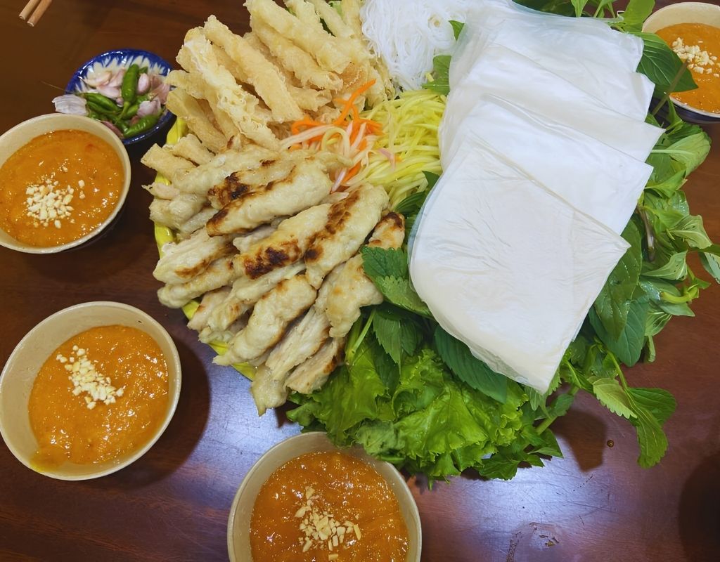 Nem nướng Đà Lạt vàng thơm ăn kèm rau sống và nước chấm