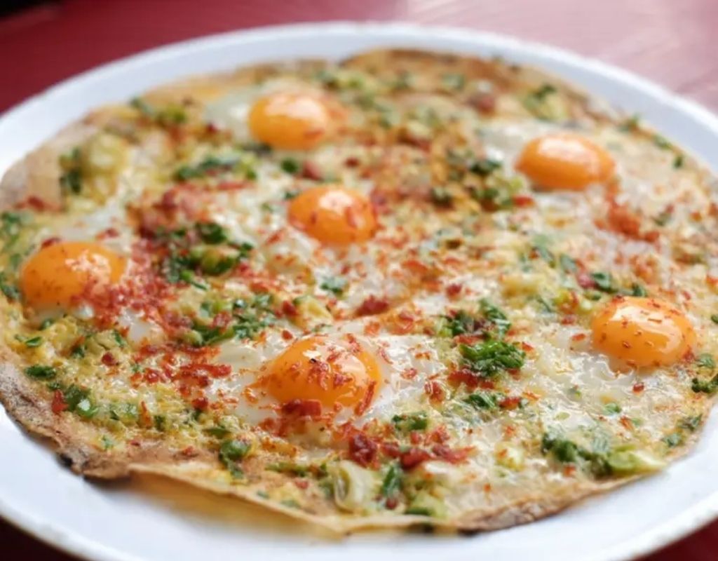 Bánh tráng nướng Đà Lạt giòn thơm với trứng, mỡ hành và xúc xích