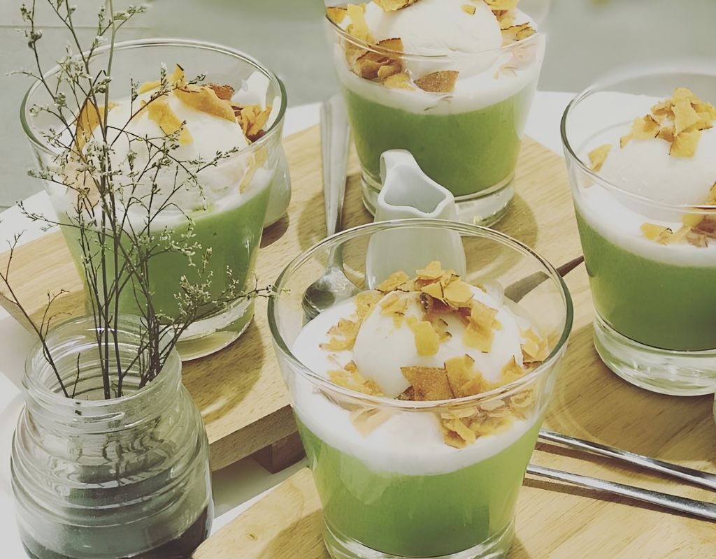 Kem bơ sáp Đà Lạt với bơ xay, kem dừa, dừa sợi và đậu phộng