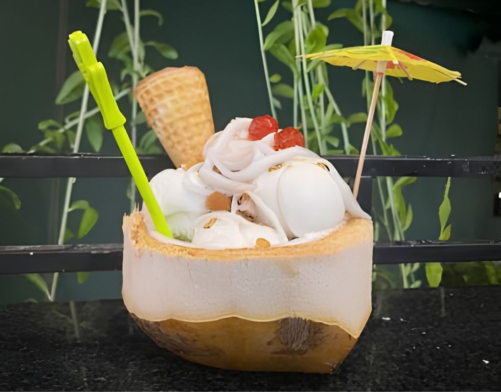 Kem dừa Đà Lạt trong quả dừa xiêm với thạch dừa và xôi nếp cẩm