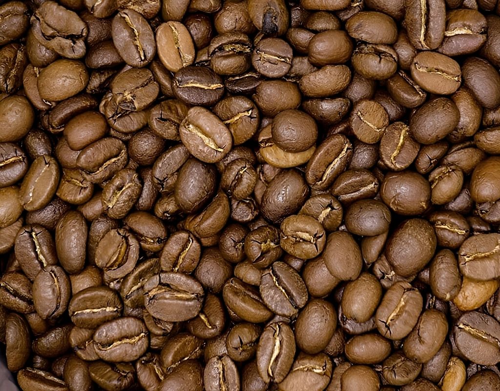 Cà phê Arabica Cầu Đất với hạt cà phê rang và tách cà phê
