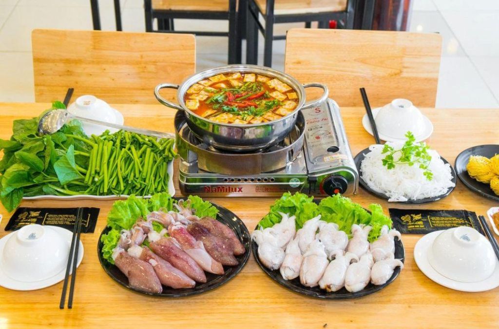 Lẩu mực Đà Lạt mang đến hương vị chua ngọt hài hòa giữa hải sản và rau cao nguyên