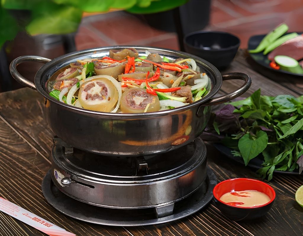 Nồi lẩu đuôi bò hầm sâm với thịt bò, sâm và các loại thảo dược.