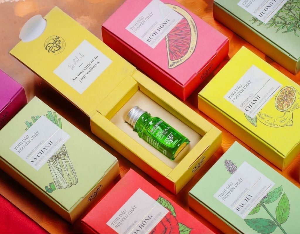 Tinh dầu thiên nhiên Đà Lạt với các chai tinh dầu thảo mộc