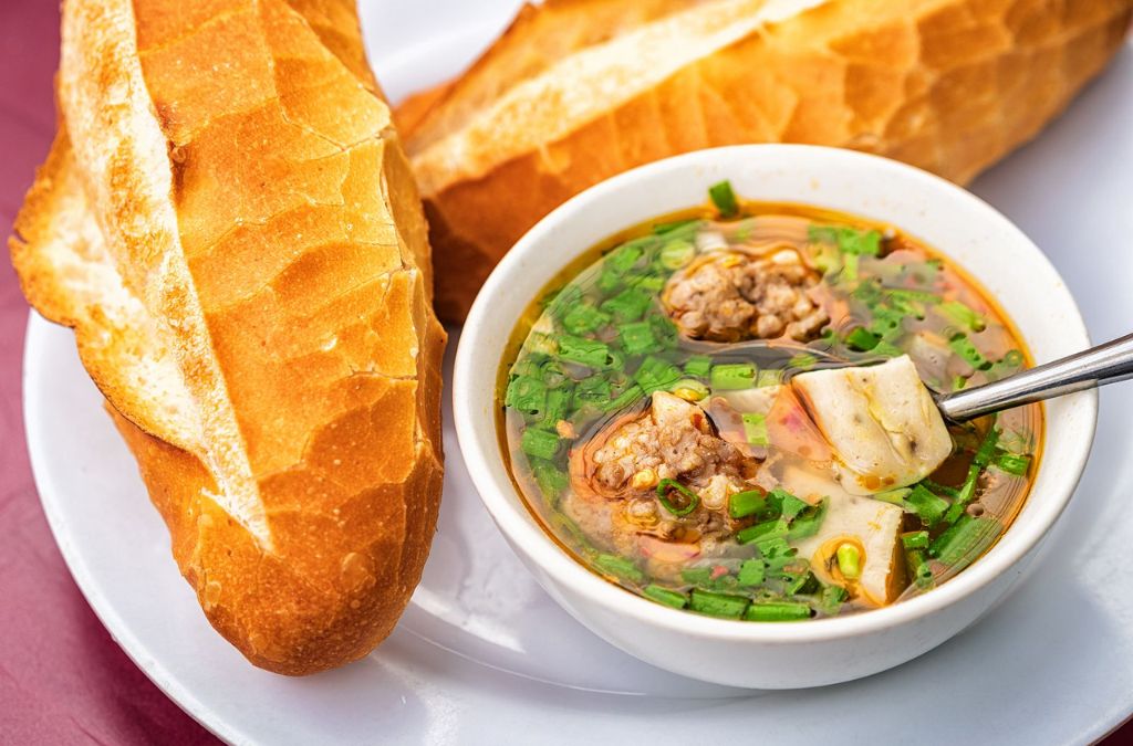 Bánh mì xíu mại Đà Lạt nóng hổi