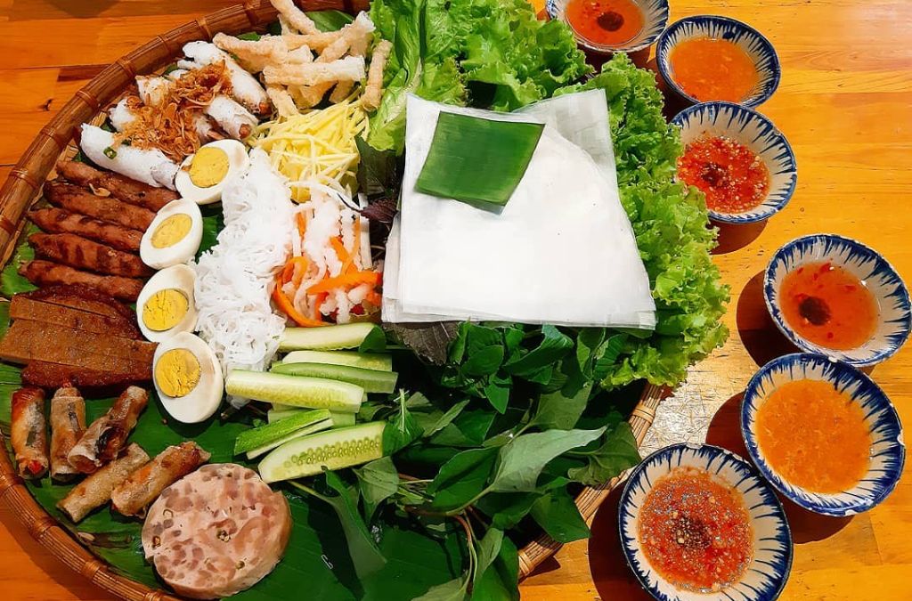 Nem nướng Đà Lạt được cuốn cùng bánh tráng, rau sống và nước chấm đậm đà. (Ảnh: Sưu tầm)