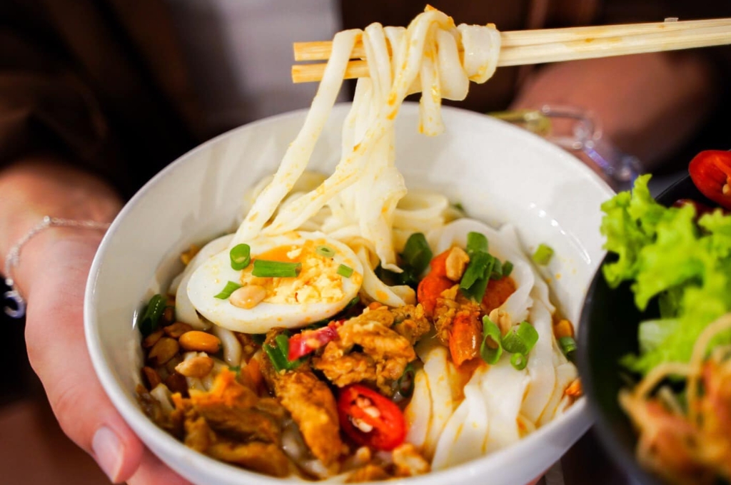 Đặc sản Đà Nẵng mì quảng đậm đà với sợi mì dai mềm