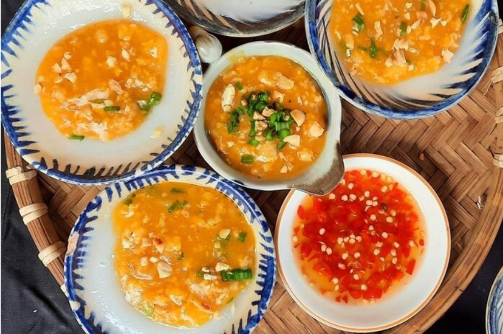 ​​​​​​​Những chén bánh bèo mềm mịn phủ nhân tôm thịt, hành phi và nước mắm đậm vị