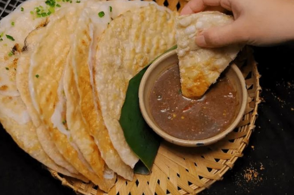 Bánh đập là một món ăn chơi độc đáo, dân dã của người dân Đà Nẵng