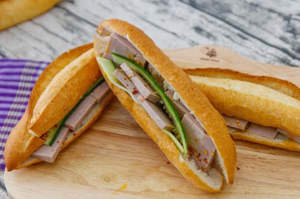 ​​​​​​​Bánh mì giòn nóng kẹp chả bò thơm dai
